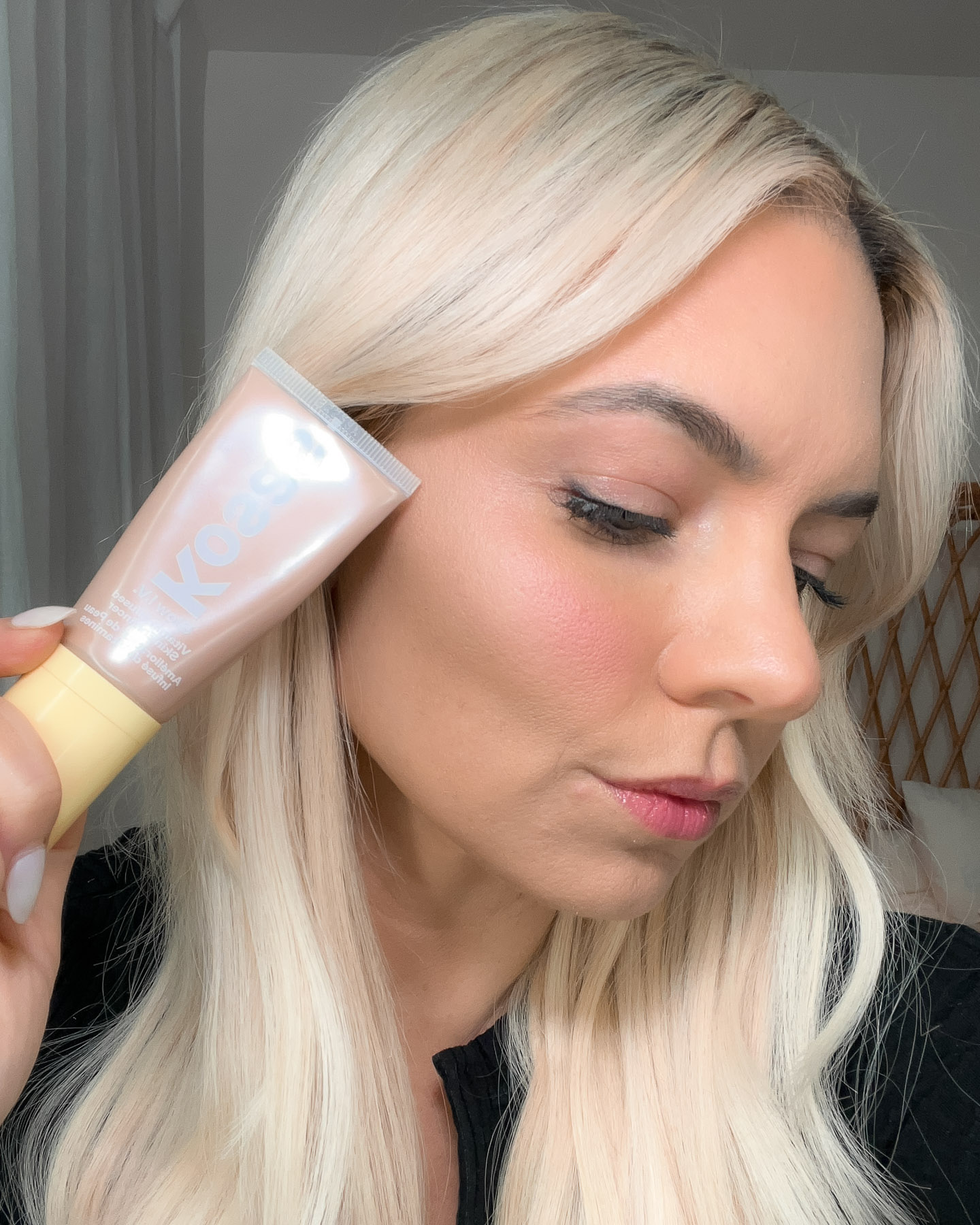 apply highlighter on face