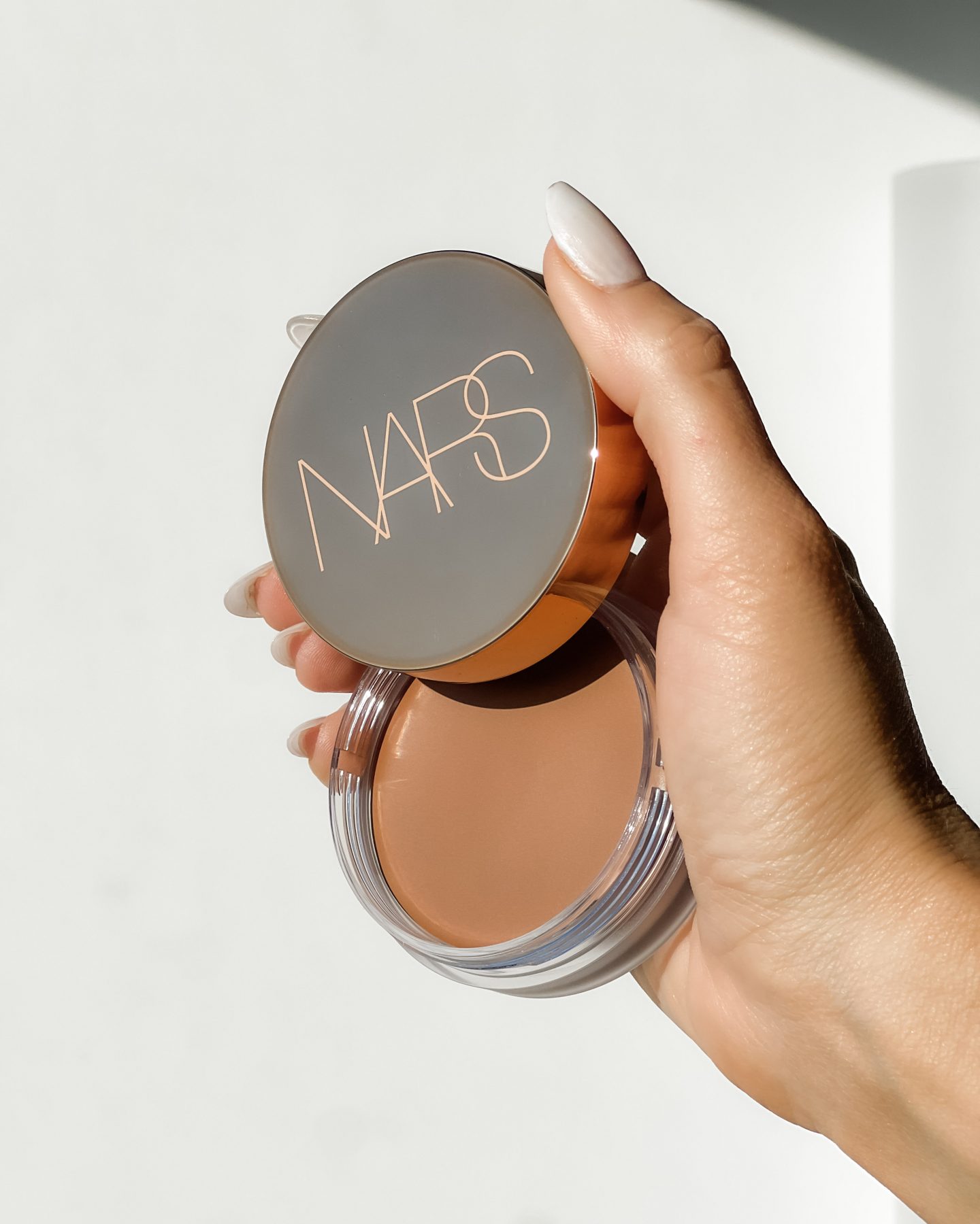 how to contour a round face