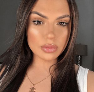 summer makeup with glossy lips